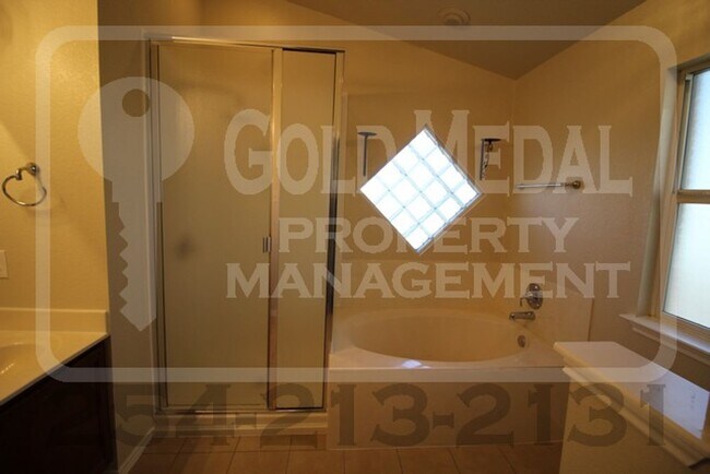 Building Photo - Willamette Wins – Where Convenience Meets Everyday Living!