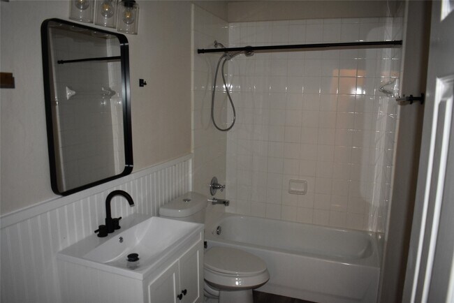 Building Photo - 16048 Limestone Lake Dr