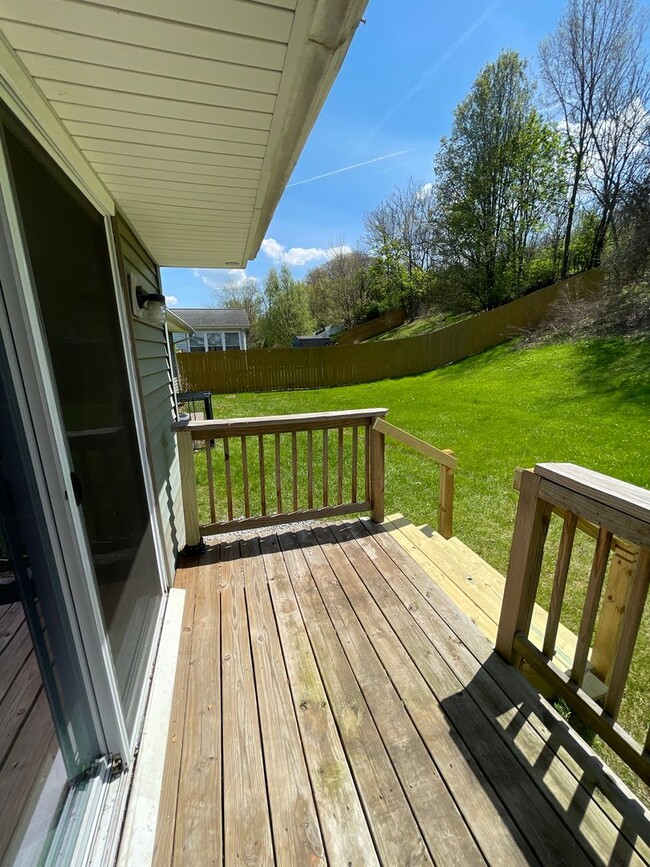 Building Photo - Freshly Renovated 3 Bedroom Ranch with Mod...