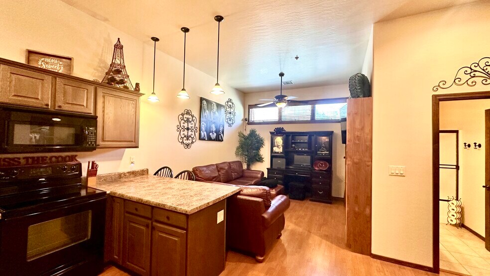 Building Photo - 2450 S White Mountain Rd