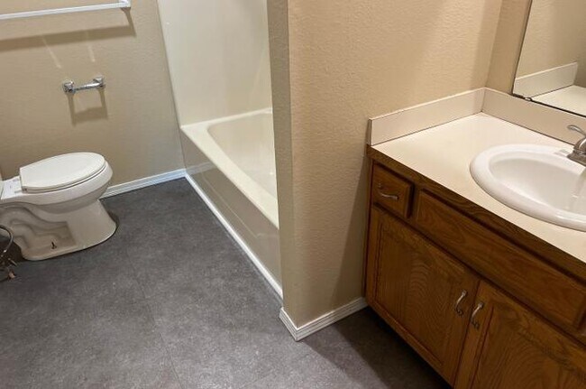 Building Photo - 404 Pace Ct