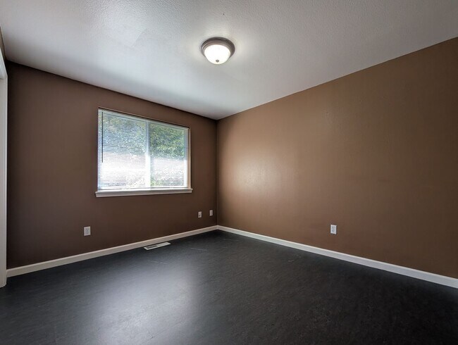 Building Photo - Spacious 3-Bedroom, 2.5-Bath Townhouse Near Churchill In Eugene!