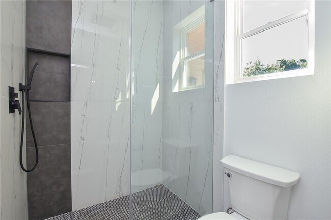 Building Photo - 7103 Bennett Ave