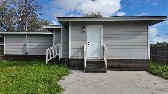 Building Photo - 917 Temple Dr