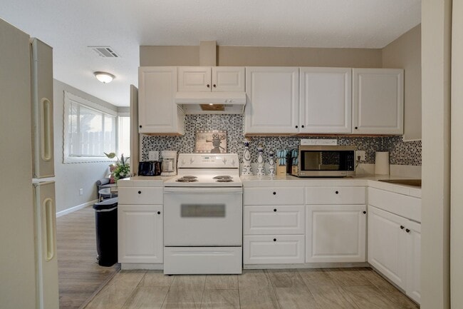 Building Photo - Cozy 2-Bedroom Unit in Prime Las Vegas Loc...