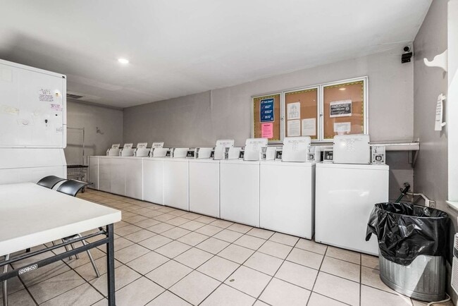 Building Photo - 2601 Hillsboro Pike