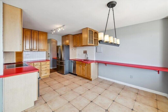 Building Photo - 380 Mountain Rd