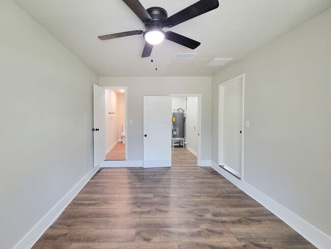 Building Photo - Welcome to this inviting single-family residence in the desirable South Park/Sunnyside area of Ho...