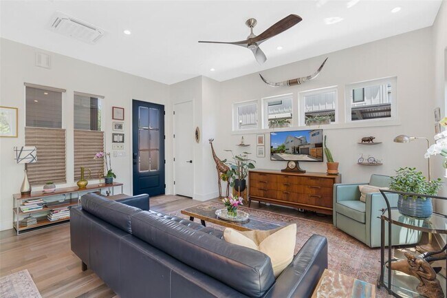 Building Photo - 1217 1/2 W 39th St