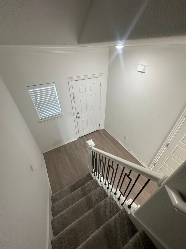 Building Photo - 1021 Lakeview Dr