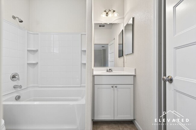 Building Photo - 611 Jade St