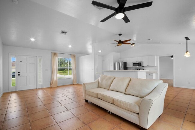 Building Photo - Well maintained Single family home 2 bed 2...