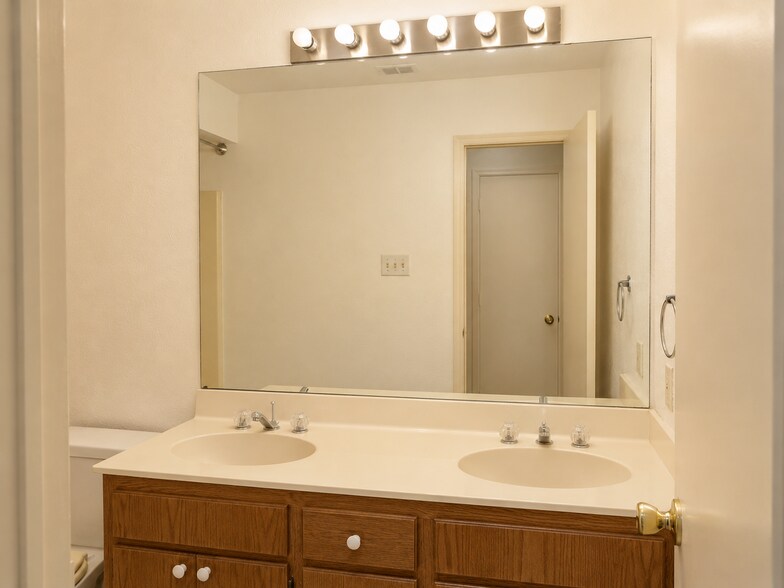 Building Photo - 126 Hollyhill Ln