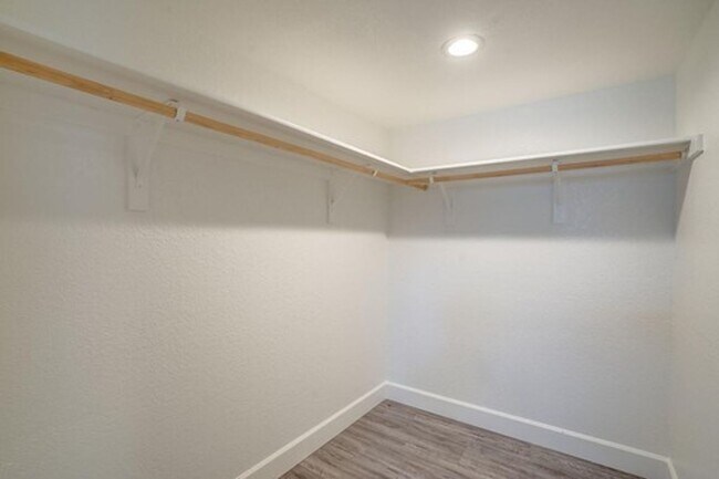 Building Photo - 603 S Bellview