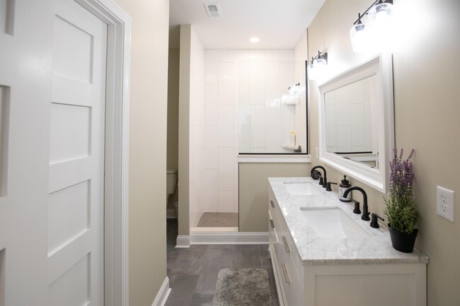 Building Photo - 219 E Morris St