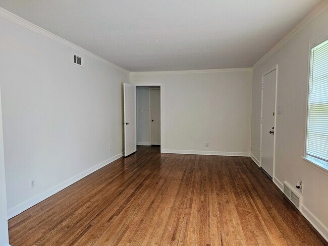 Building Photo - 4762 Verne Rd