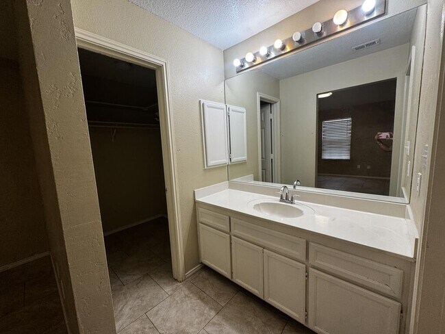 Building Photo - 3611 Monclave Dr