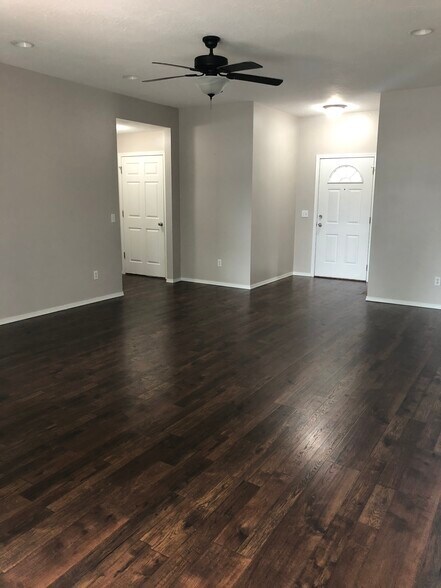 Building Photo - 850 W Hickory Nut Ct