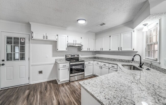Building Photo - Style, Space, and Convenience in the Heart...