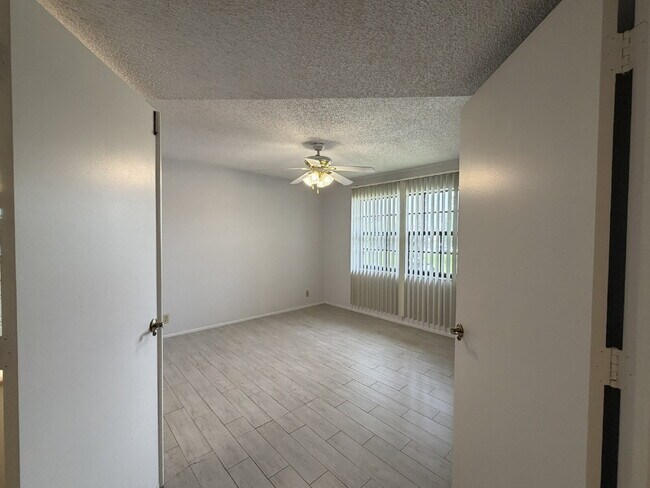 Building Photo - "2-Bed, 2-Bath Condo in Oaks IV - Your Cozy 899 Sq. Ft. Haven Awaits!"