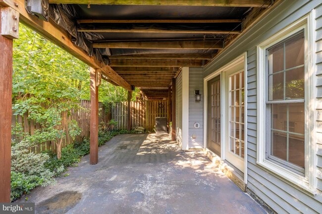 Building Photo - 5527 Sully Lake Dr