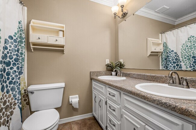 Building Photo - 4/2 Cantonment Property in Kings Road Neighborhood