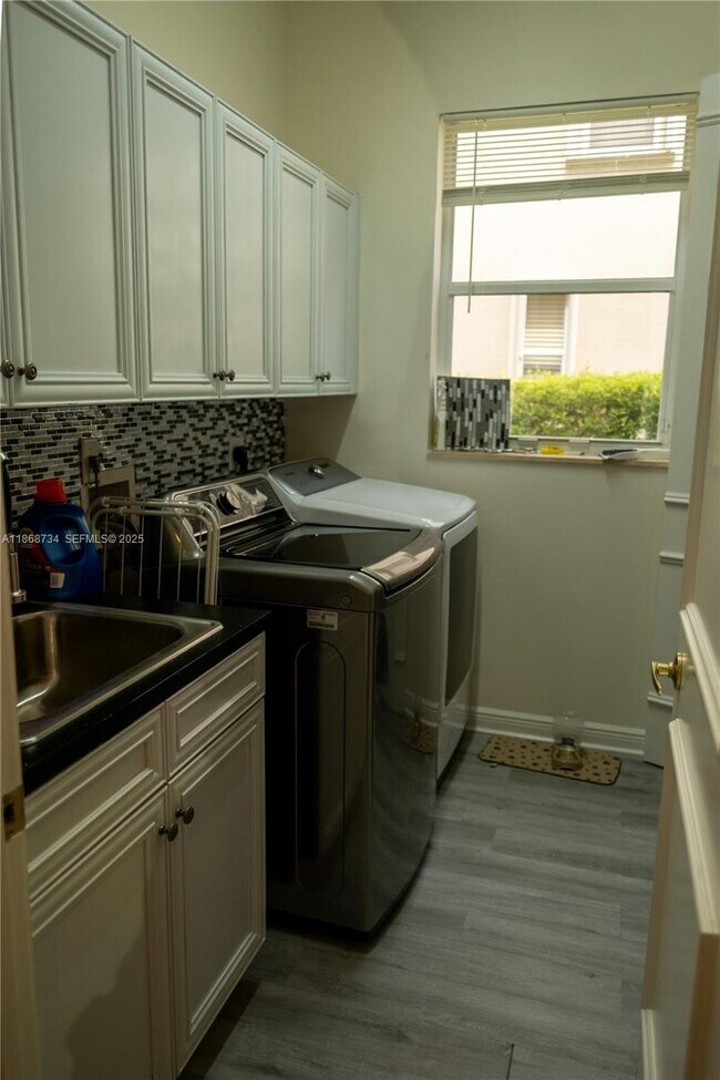 Building Photo - 9350 Via Classico W