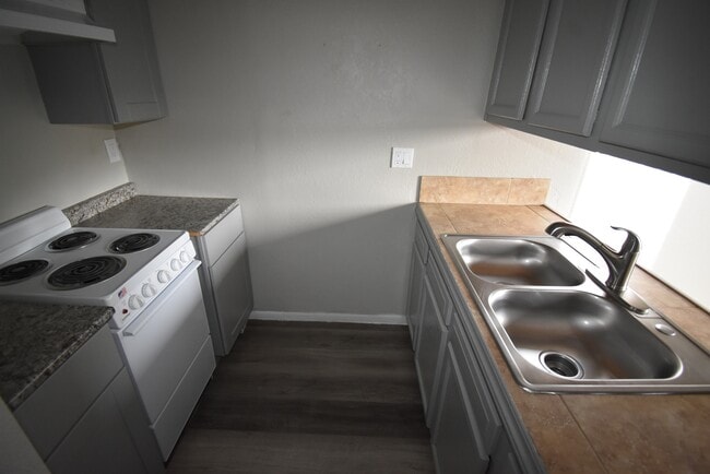 Building Photo - 152 E 21st St