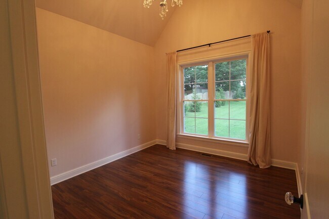 Building Photo - 3 Bedroom 3 Bath House in Beautiful, Quiet Setting