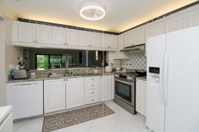 Building Photo - 5767 Deauville Cir