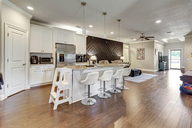 Building Photo - 2387 Belmont Dr