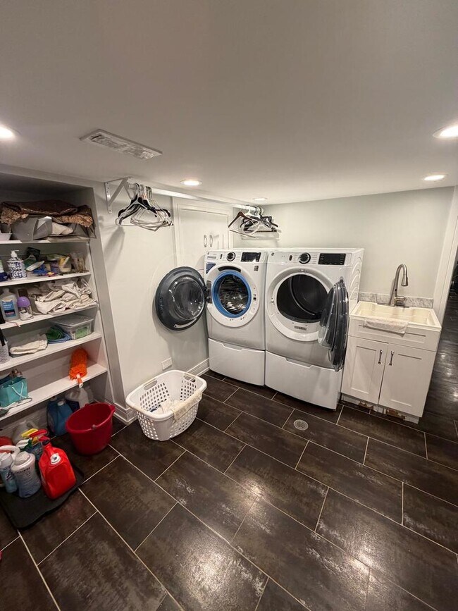 Building Photo - 4N150 Hawthorne Ave