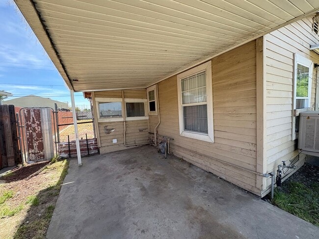 Building Photo - Cozy Hanford Home Available Now!