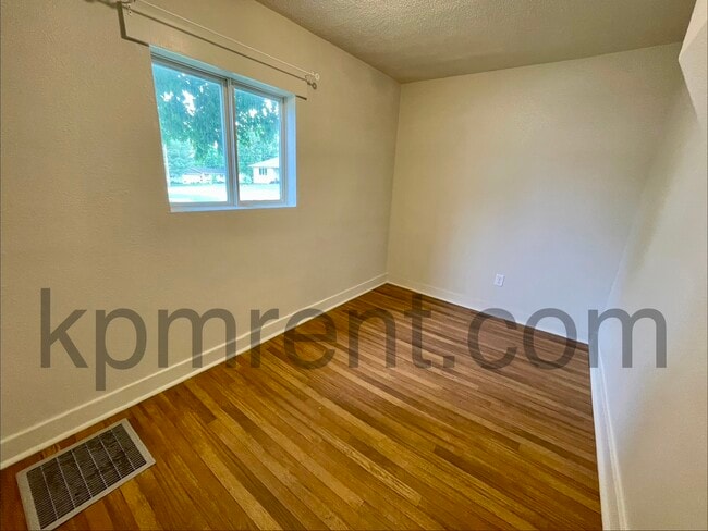 Building Photo - 303 Chestnut St