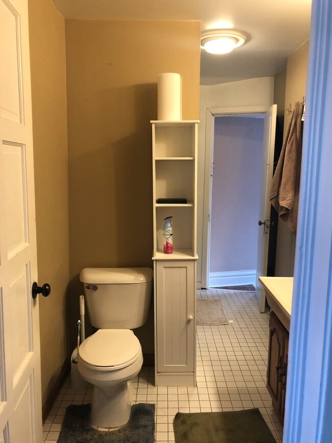 Building Photo - Large Five Bedroom Home in Lakeside!