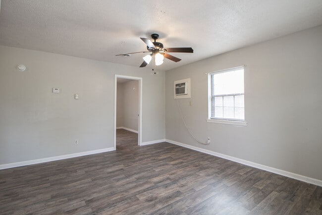 Building Photo - 5-405 Thompsonville Ln
