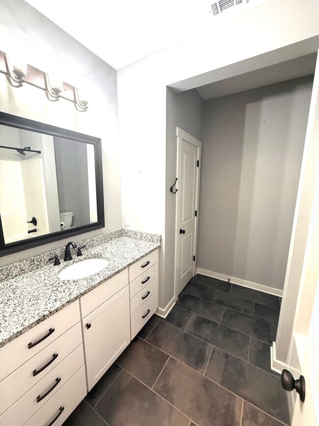 Building Photo - ** 4 Bed 2.5 Bath Located beside Park Cros...
