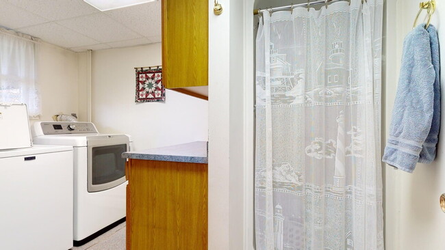 Building Photo - 3 bed, 2 bath house with solar panels! FRE...