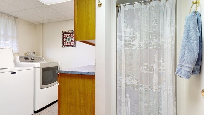 Building Photo - 3 bed, 2 bath house with solar panels! No ...