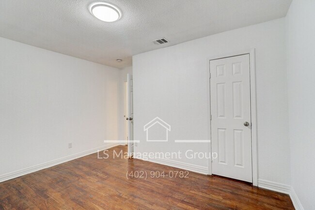 Building Photo - 132 Nelson Ave