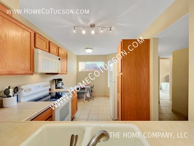 Building Photo - Short Term Furnished Foothills Condo 5675 N Camino Esplendora-2211