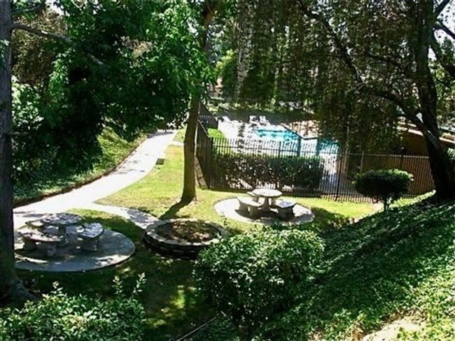 Building Photo - Stunning 3-Bedroom 1.5 bath home located i...