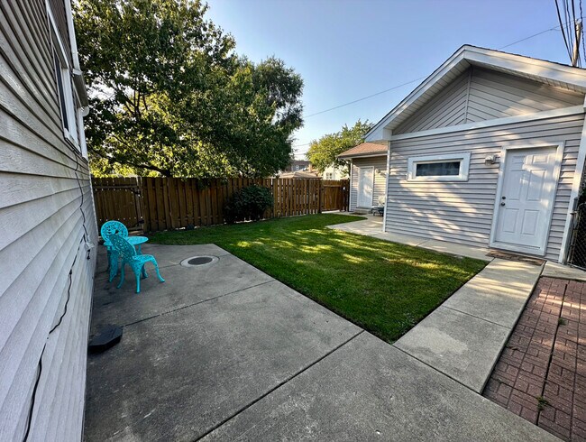 Building Photo - 5058 W Carmen Ave