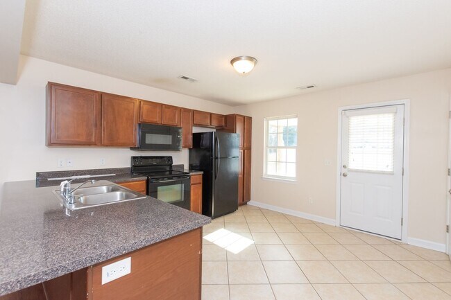 Building Photo - Looking for a townhome in Hubert?