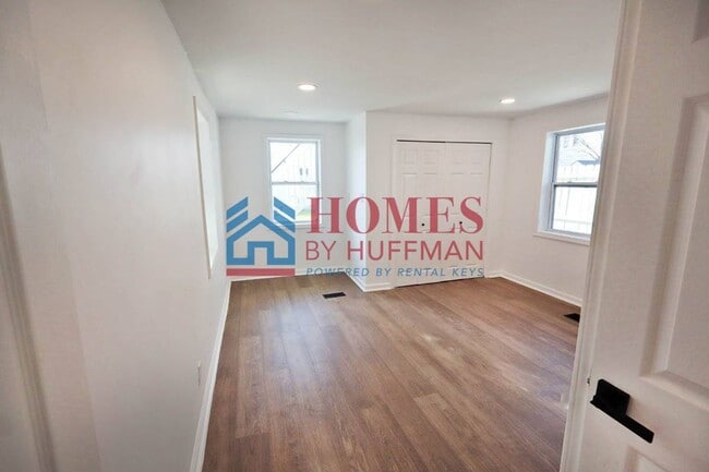 Building Photo - 910 Harriet St