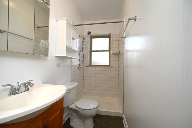 Building Photo - 7404 N Oakley Ave