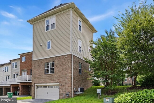 Building Photo - 304 Parkview Ave