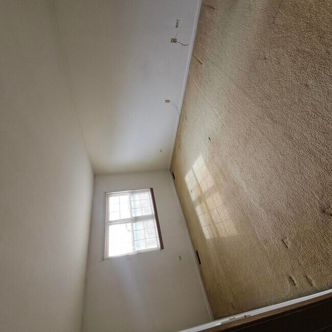 Building Photo - 1368 N Knollwood Dr