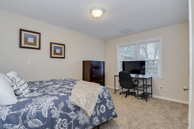 Building Photo - 2415 Apricot Ln