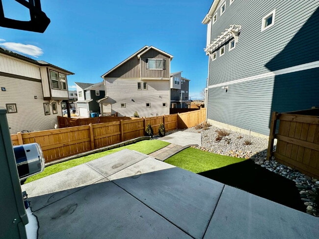 Building Photo - "Charming and spacious 3-Bed Sanctuary with 2.5 Baths the Reunion Community in Commerce City!"